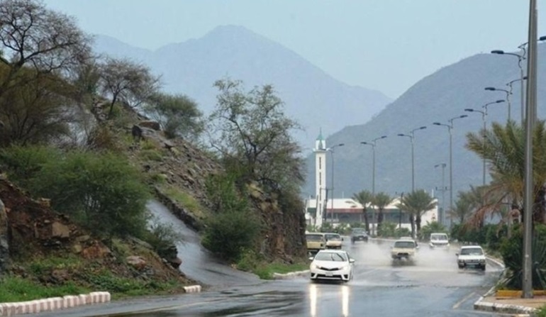 تساقط أمطار متوسطة على المدن السعودية 